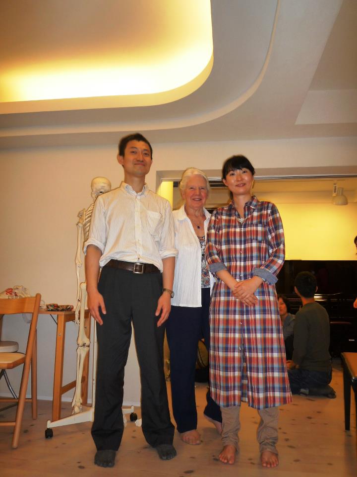 ベテランのアレクサンダーテクニーク教師ヴィヴィアン・マッキーさん、かわかみ ひろひこ&妻の京子さん　2012年10月2日　東京にて