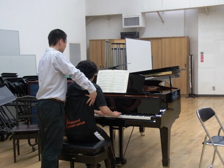 ピアノを演奏される生徒さんとアレクサンダーテクニークのレッスンをする かわかみひろひこ