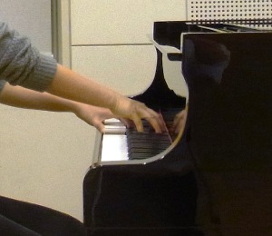 アレクサンダーテクニークを使って読み解く「ピアノの鍵盤の打鍵の際に手首を柔らかく」
