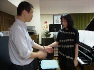 拇指を解放する手順。。 拇指だけでなく、すべての指を開きやすく、動かしやすくする効果がある。