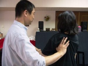 小指の動きの解放 小指がつっぱらないで動くためには、肩甲骨・肩を外側に解放する必要がある。