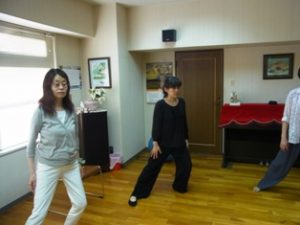 ランジの変化形。全身、特に股関節を解放する