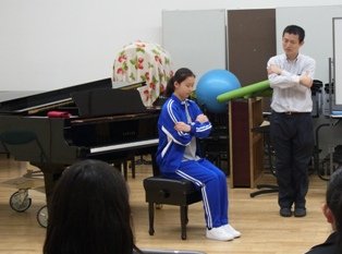 アレクサンダーテクニーク教師かわかみひろひこが皮膚のボディマッピングを指導