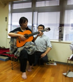 ギター演奏:首が自由に、頭が"前に上に"