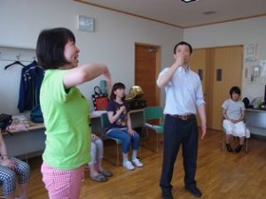 高い声を出す