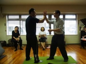 重さを僅かにかけて崩す