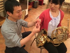 ホルン-右親指の畳み方を指導する
