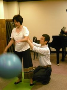 全身がのびやかなまま、特にわきの下を押し下げないと、ボールの弾み方が変わる