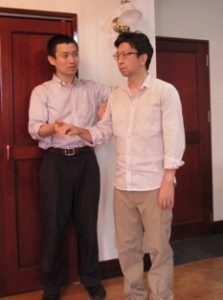 演奏中の負担を減らすため、指を解放する方向を示す