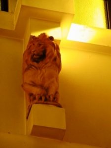 会場近くの建物のレリーフ