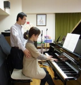 ピアノ演奏のときに全身を伸びやかにする
