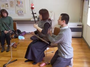 二胡の演奏。肩甲骨付近の押し下げに気づいていただき。押し下げをやめる方向を思っていただく