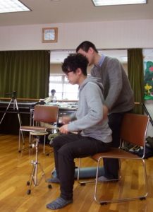 胴体からのうねりでドラムを演奏する