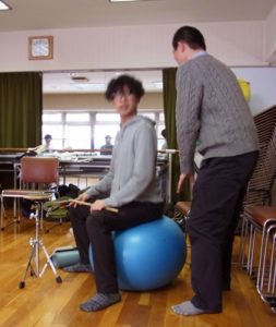 脚が動くときの座骨のディレクション、膝のディレクション
