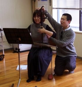 頭の高さを思い出すことで、頭を胴体に押し下げるのを防ぐ