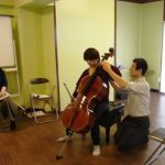 左手を添えるときに、背中側(特に肩甲骨周辺)が広がるように注意する