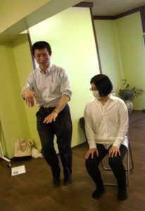 形を作らずに手のひらを着地させる