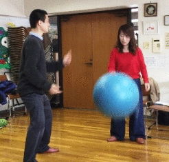 全身に”力の通り道”が開くと、まりつきが容易になる。