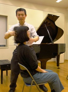 背もたれにもたれる-背もたれから起きる