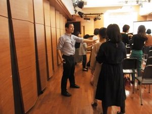 視界と重心のワークに関する質問に回答中
